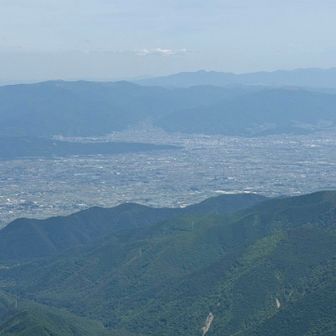 松本市方面かな？　奥には八ヶ岳