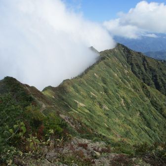 雲のダム。左側が銀山平ら登山口方面。