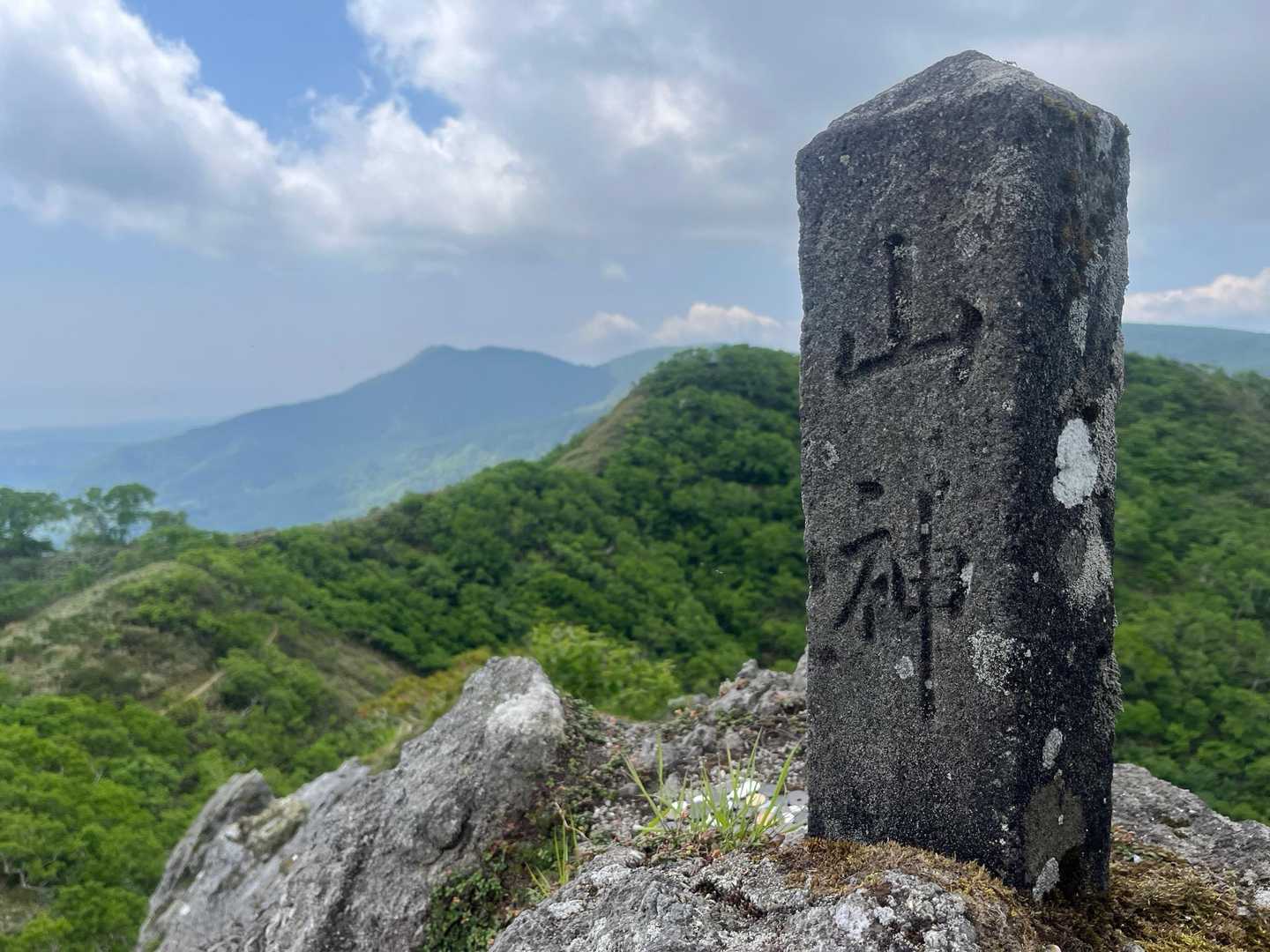 分岐をちょっと登ったところにある山神！
なおここは通り抜け不可能。