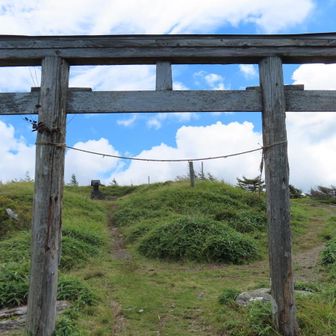 山頂の鳥居⛩️をくぐって・・・