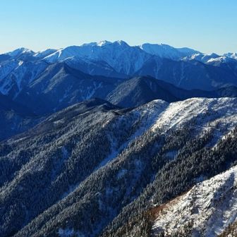 秋の登った赤石岳と聖岳も。