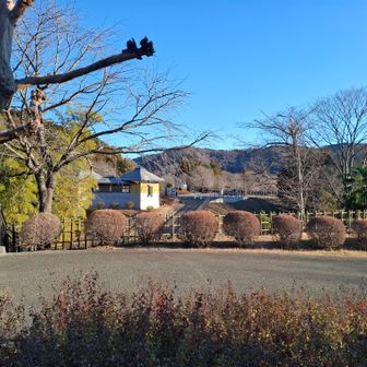 愛川大橋バス停で降りたところ、もう1人女性が降りてきて、登山者は我々だけでした
お声掛けいただき、仏果山から先の道が崩れたみたいですね、でも行ってる人もいるみたいですねというお話から、一緒にその先の経ヶ岳へ行ってみようということに…
私がご迷惑をおかけしなければよいのだけど😅

あいかわ公園