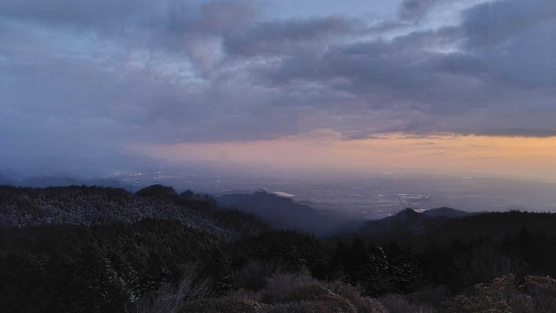鈴鹿山系には雲がかかっている