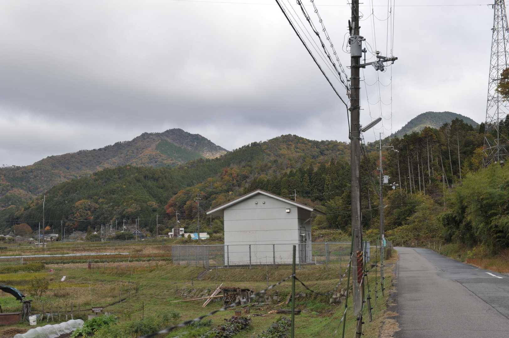 今日目指す山が見えました。
左が白髪岳、右側の丸っこいのが松尾山と思います。
舗装道路をてくてくと登山口まで歩いていきます。これが結構長い。