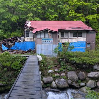 駐車場から橋を渡って登山道に入っていきます（前に営業していた古寺鉱泉朝陽館）