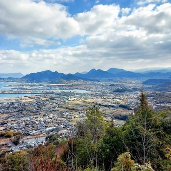 屏風ケ浦の山並みや五岳山、大麻山が見えます。