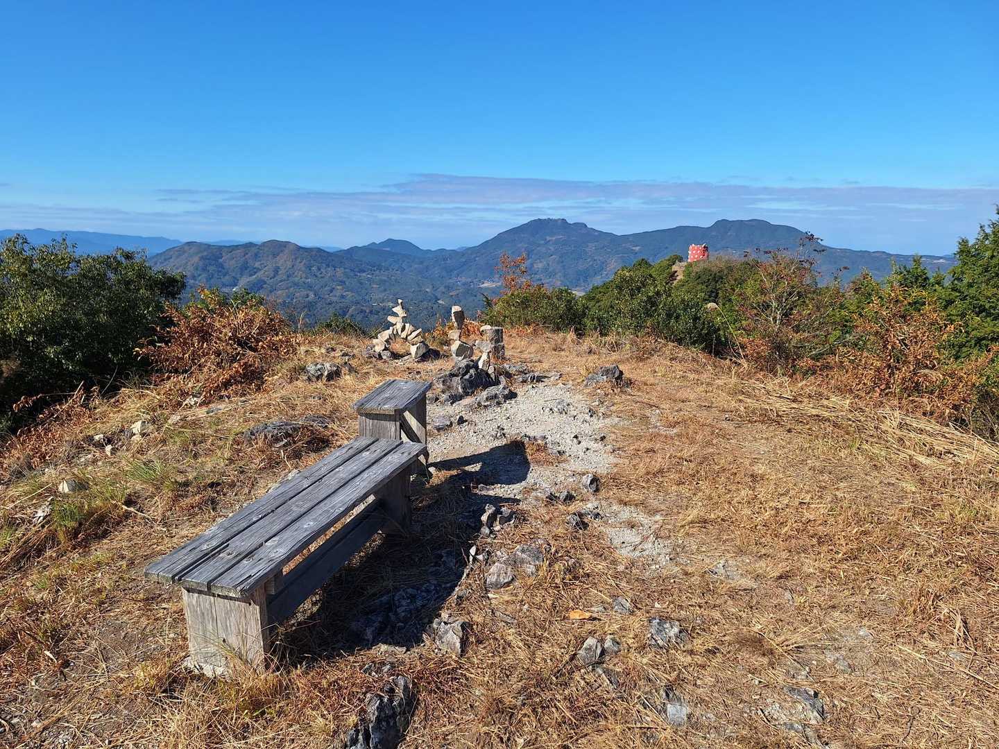 明るく開けた、鬼ノ鼻山の山頂に到着❗
奥には、赤鬼の展望台が見えている😊