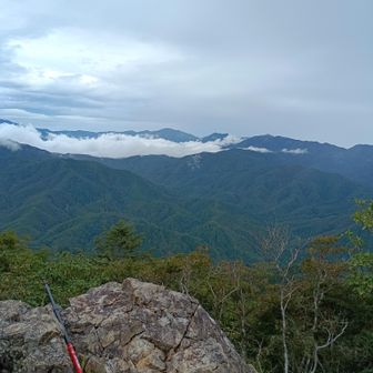 奥秩父の山々
天候すぐれず、曇天、たまに小雨。そのためか、どれ一人登山者と遭遇せず。われらパーティー３名で稜線、黒川山、鶏冠山を独占。
