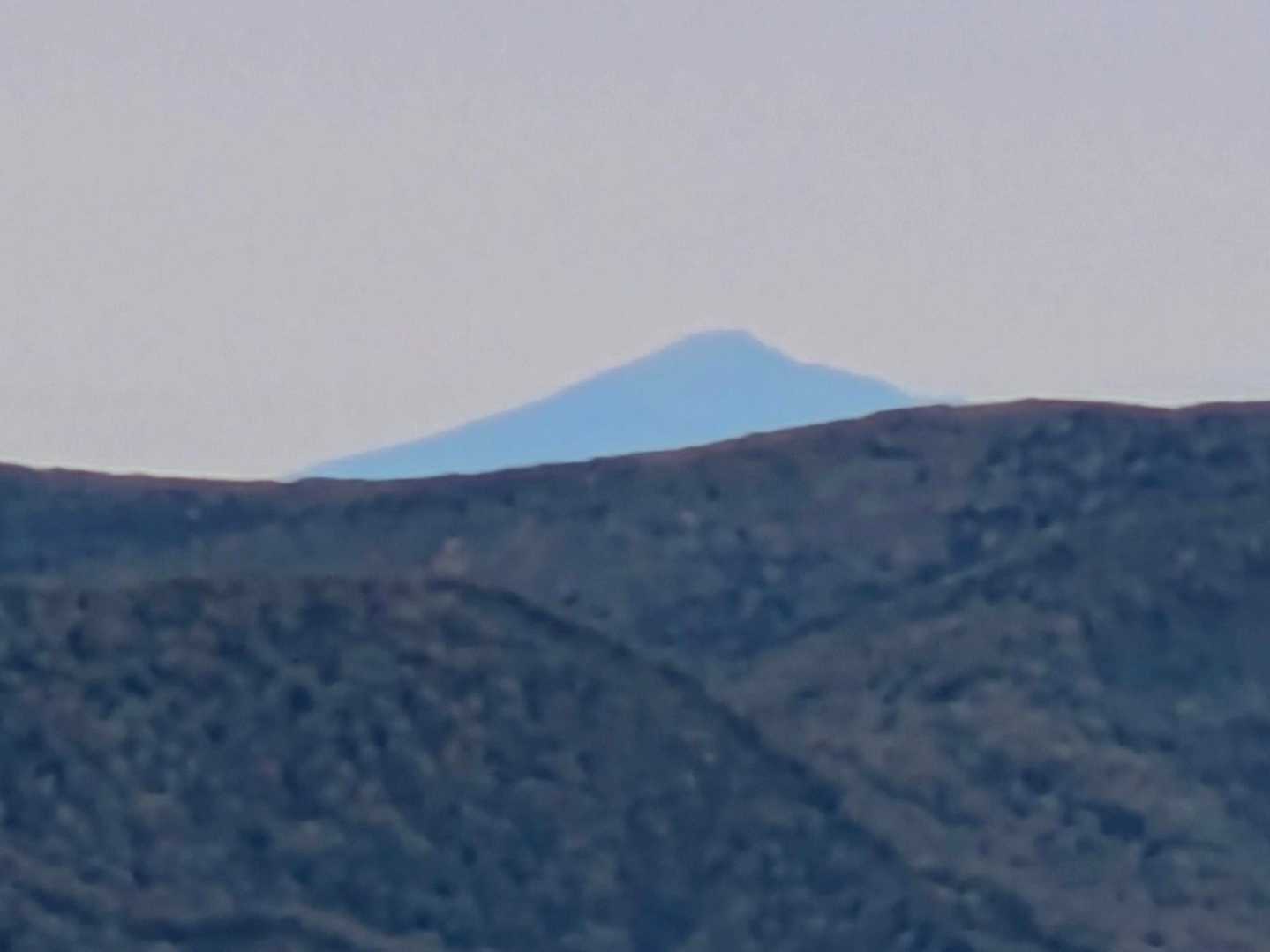 第3リフトを降りるといきなり鳥海山が見えました！（かなりズームしてます）

曇り空なのに、ここから100km以上離れている山がが見えるとはどうゆうこと？（笑）