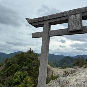 山頂に鳥居＆国旗も掲揚できるみたい