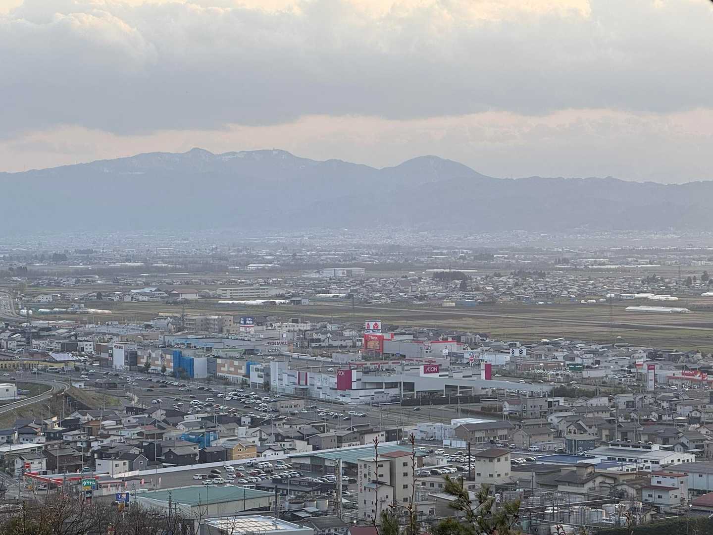 何故か先週と同じように撮ってしまう白鷹山とイモ天方面