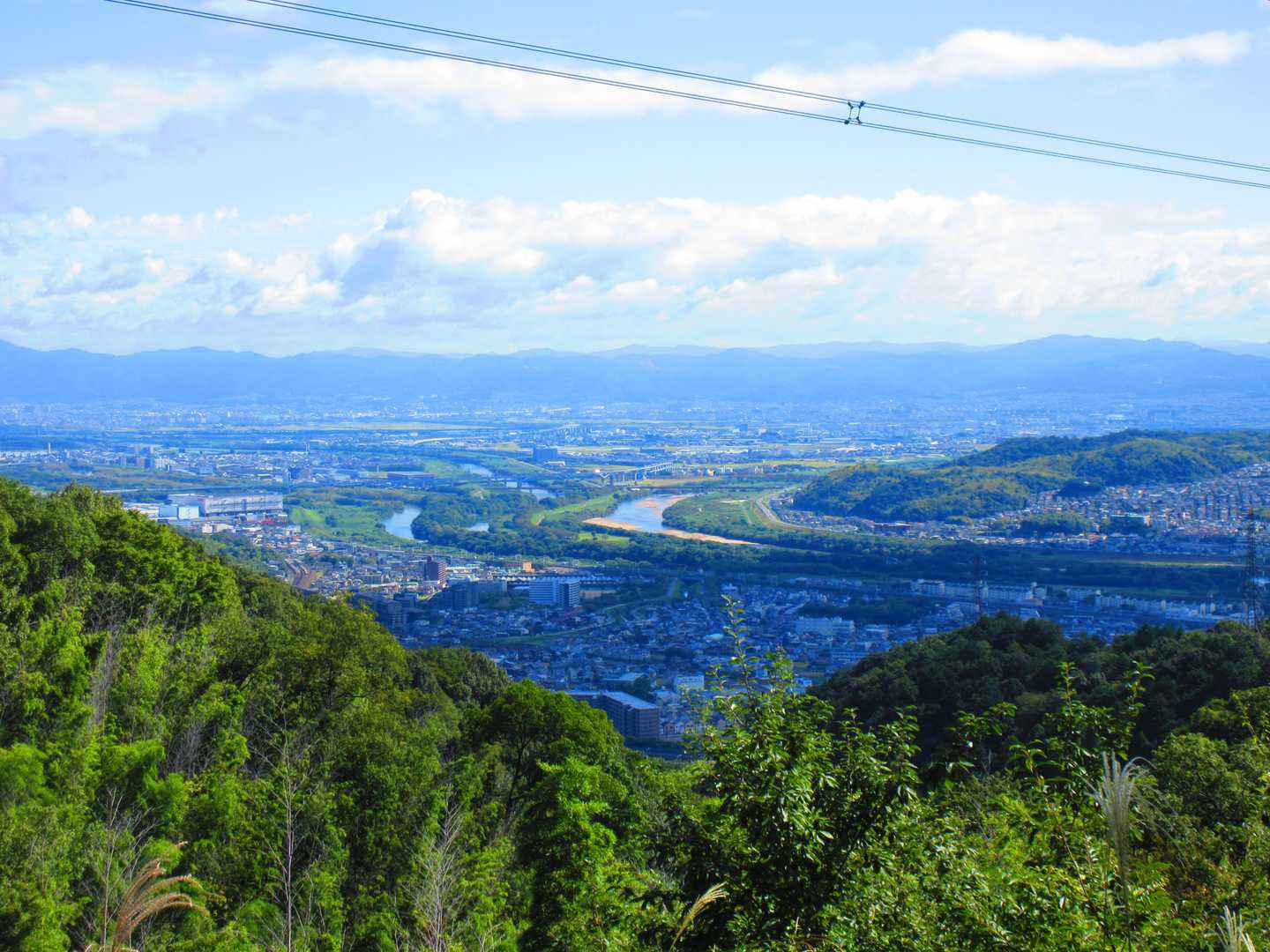 三川(桂川・宇治川・木津川)合流点
右は男山