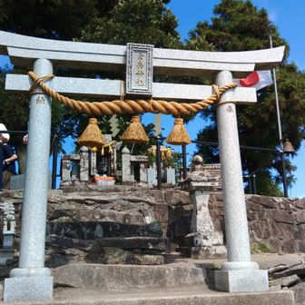 倉岳山頂神社の正面の鳥居⛩️　これが天空の鳥居タイ❗
