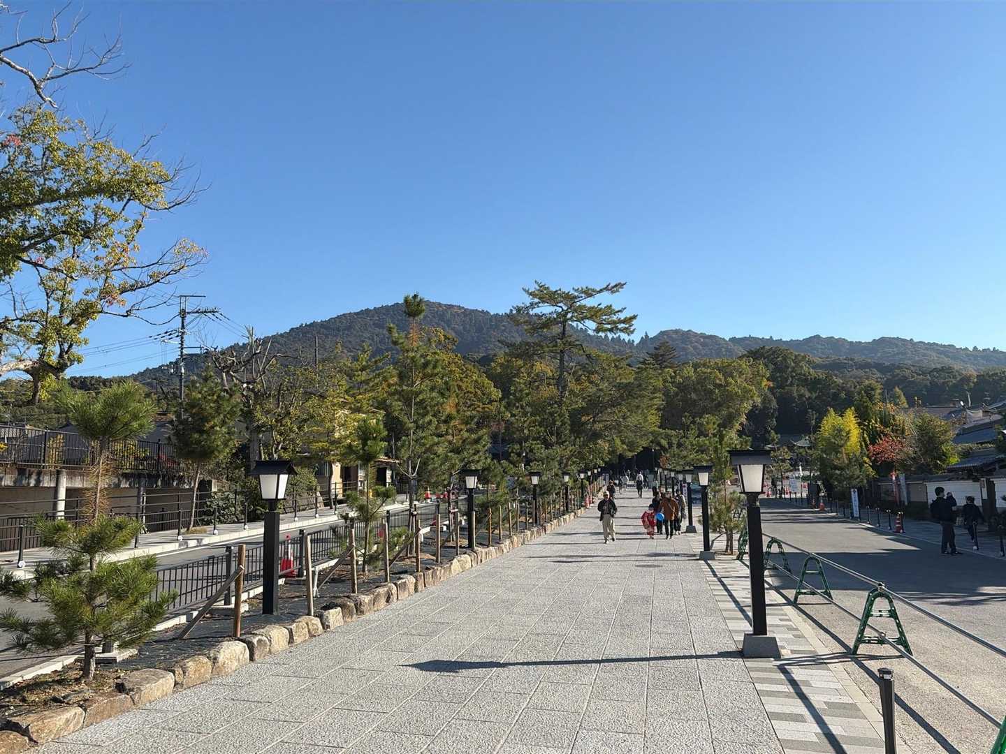 大神神社⛩️へと続く参道。
奥に三輪山⛰️が見えます。