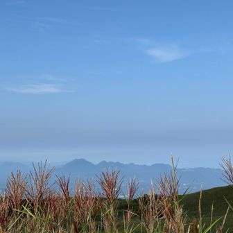 山頂…ススキと火山群…8月もあと少し😌