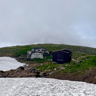 月山頂上山小屋周辺の様子
どんよりとした空