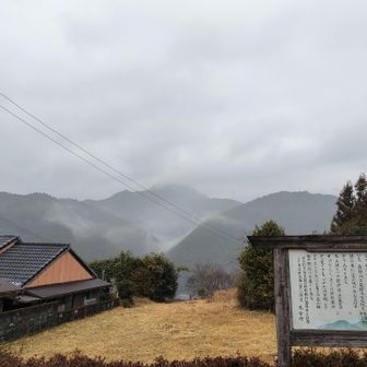 熊野古道 小辺路 果無山脈。
この時点で、これから向かう果無が対岸にあるのは何故だろうとは思っていました😂