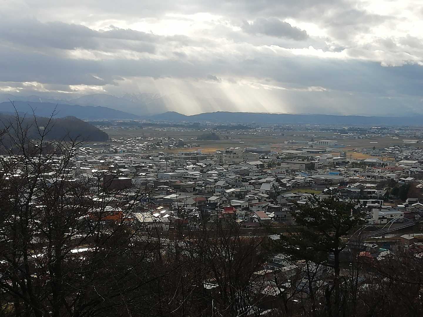 途中の展望台から高畠町と相森山