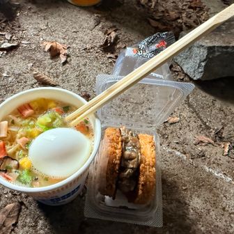 ゆで卵インする！

バリうまや！


オニギリはレンチンしろ！

と、書いてるけど。。。





ここ山ぞwww
