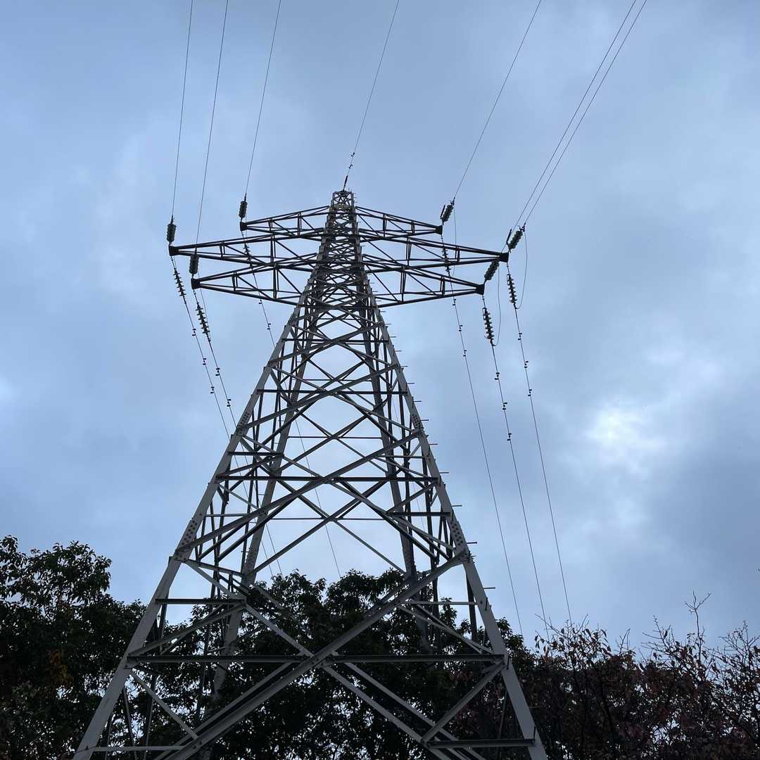 この鉄塔は、送電線の向きが少し変わります。