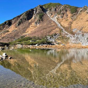 綺麗な水を湛えた濃ケ池に来ました。