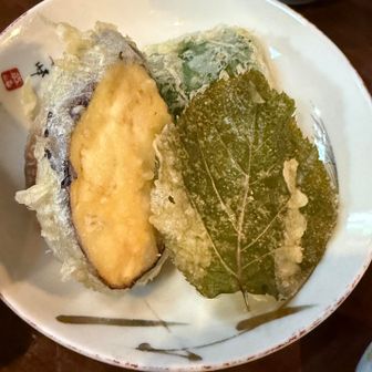 葉っぱの天ぷら、しそじゃないけど何の葉っぱ？と思ったら、うどの若い葉っぱなんだって
初めて食べたけどとても美味しい！