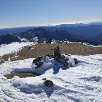真っ白な頂上を期待していたけれど、雪は融けていた。