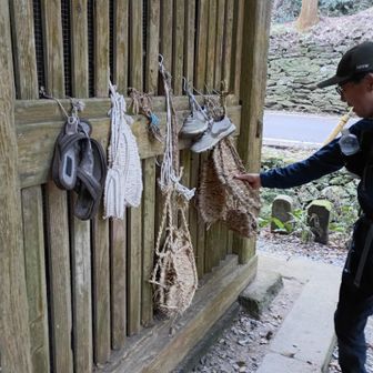 仁王門に掛けてあるワラジを触ると足が強くなるらしい・・