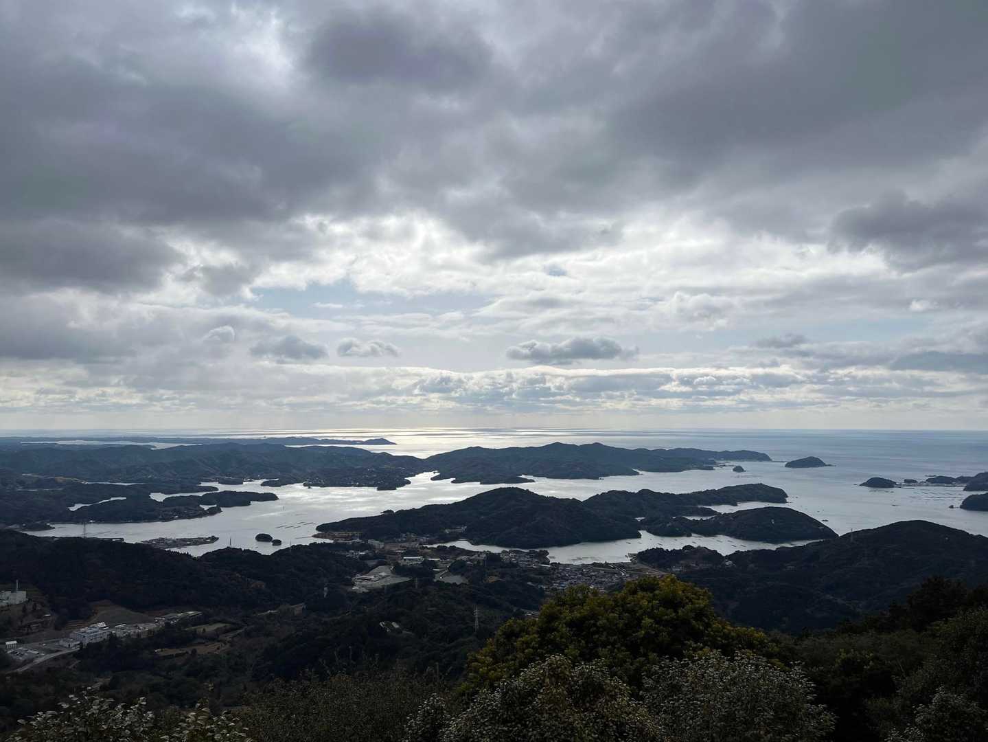 山頂はそんなに風は気にならんだけど
雪も降ってきたし
そろそろ下山しよっかー