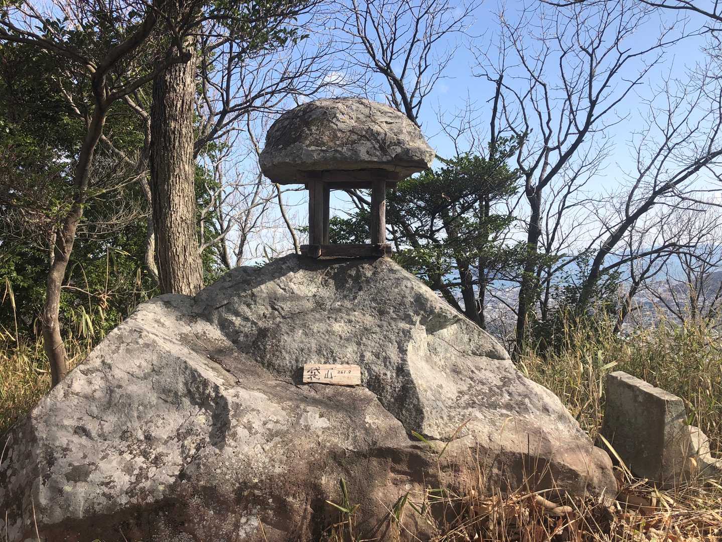 袋山山頂！この石はどうやって？と暫く論議しました😊
