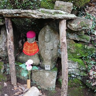 西側山腹には88体の石仏が丁寧に祀られている。巨石の割れ目とかにも。全て見つけられるか？