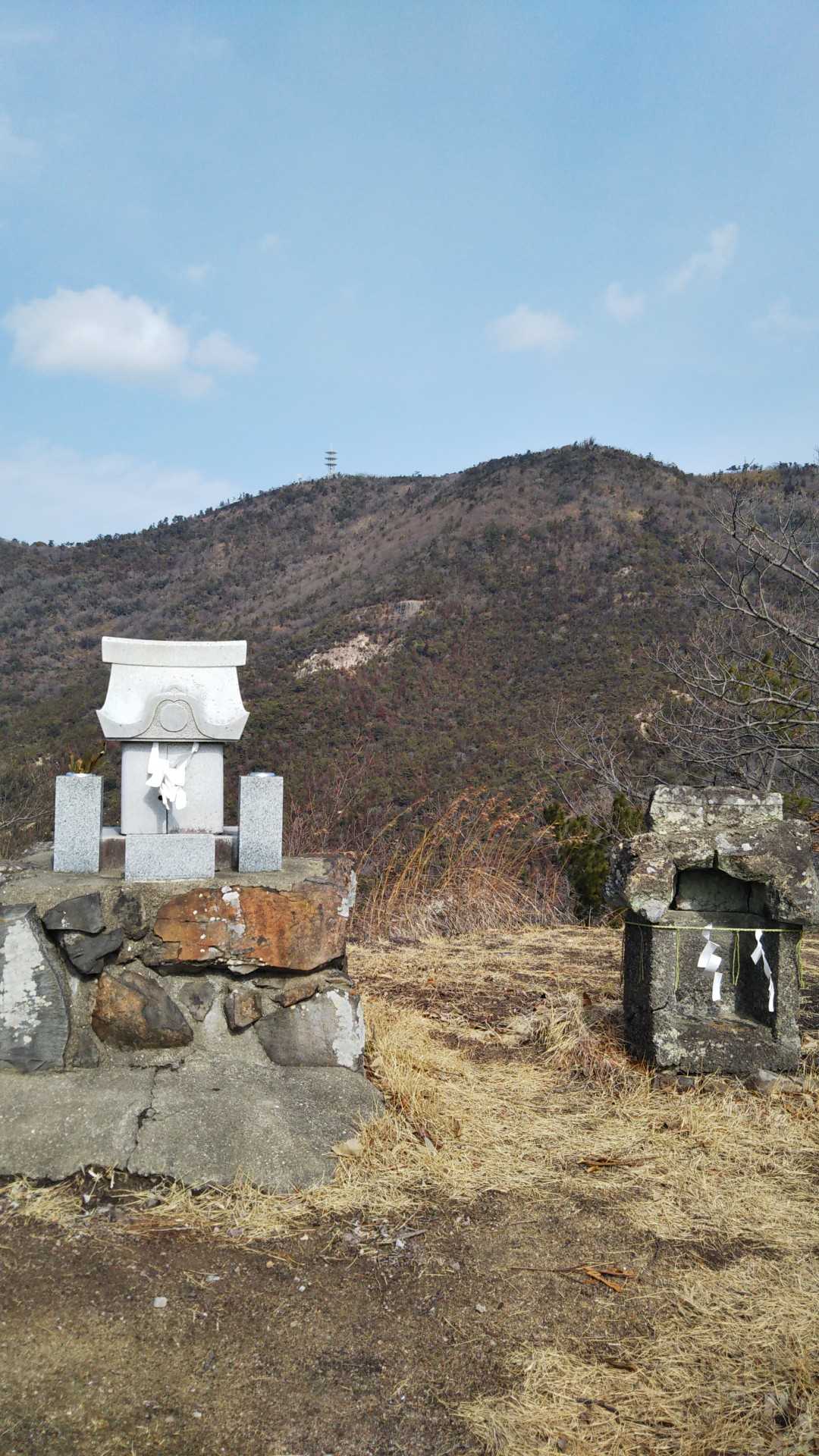 山頂には立派な祠があります。
先ほど登った大天狗も見えます👀
西には、先日の連光寺山も⛰️