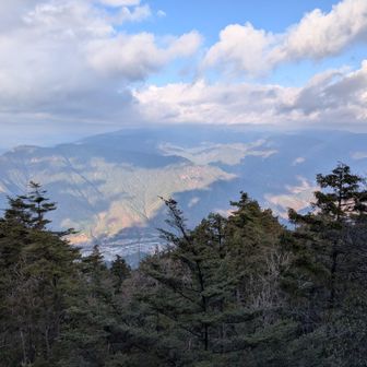 南木曽山山頂付近の見晴らし所より。左、小秀山。御嶽山山頂は雲の中