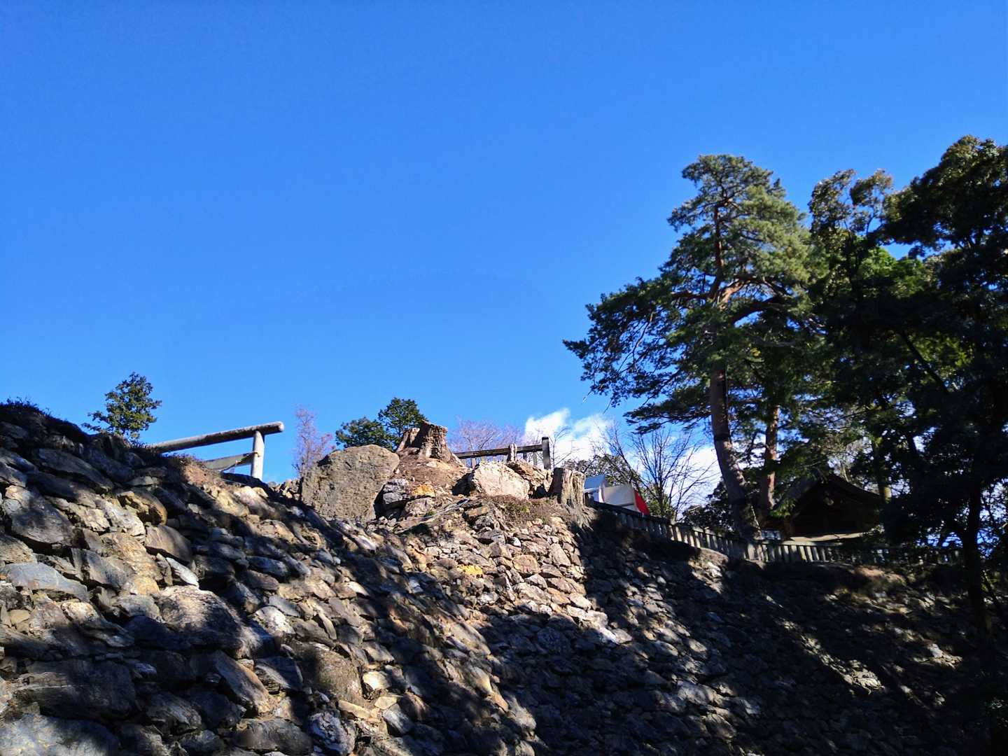 唐沢山神社 本殿はお城の本丸跡
下から見ると石垣があり とてもお見事です🌞