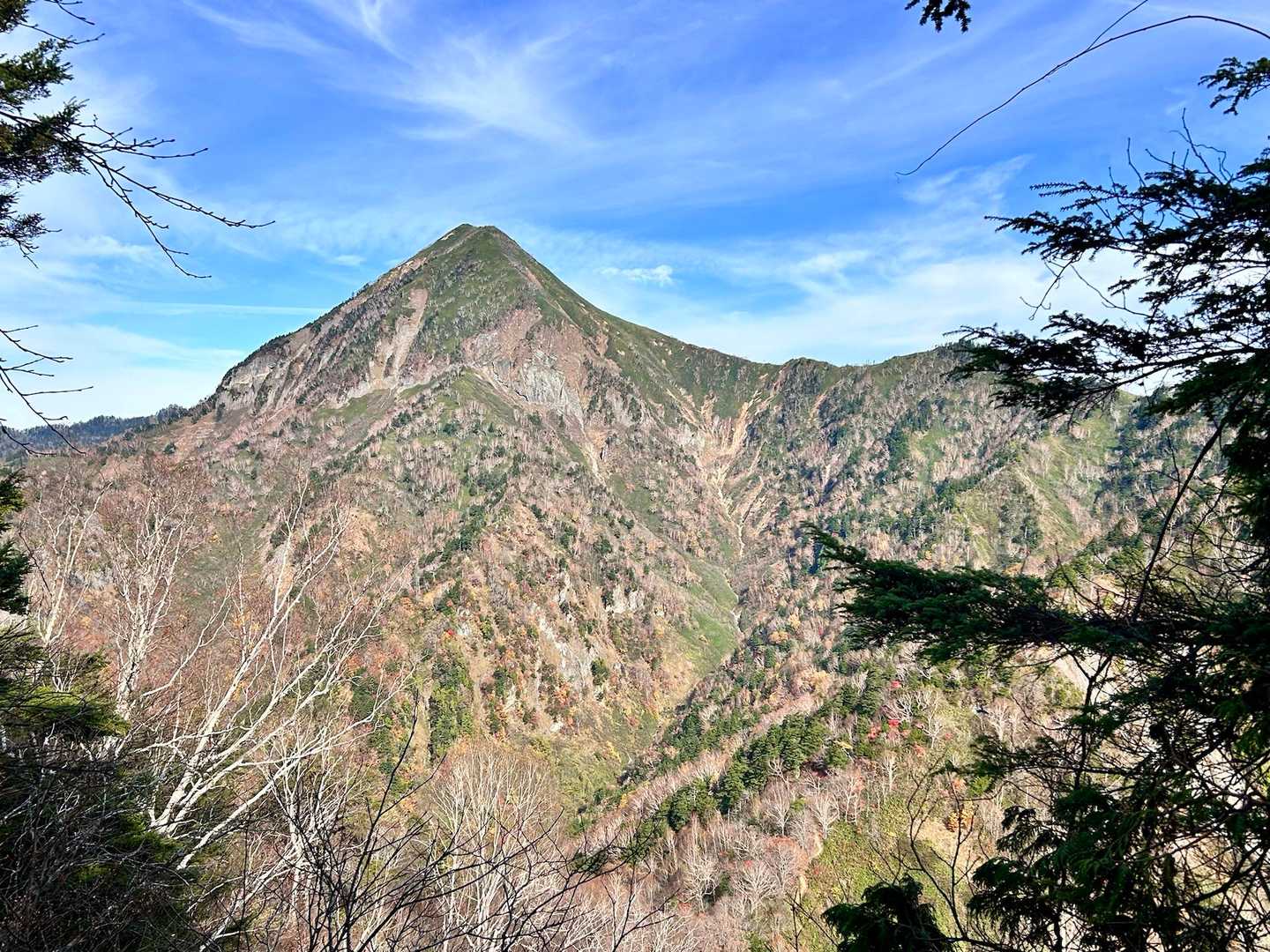 高妻山がどーんとお目見え。
戸隠富士と呼ばれる意味がわかる！