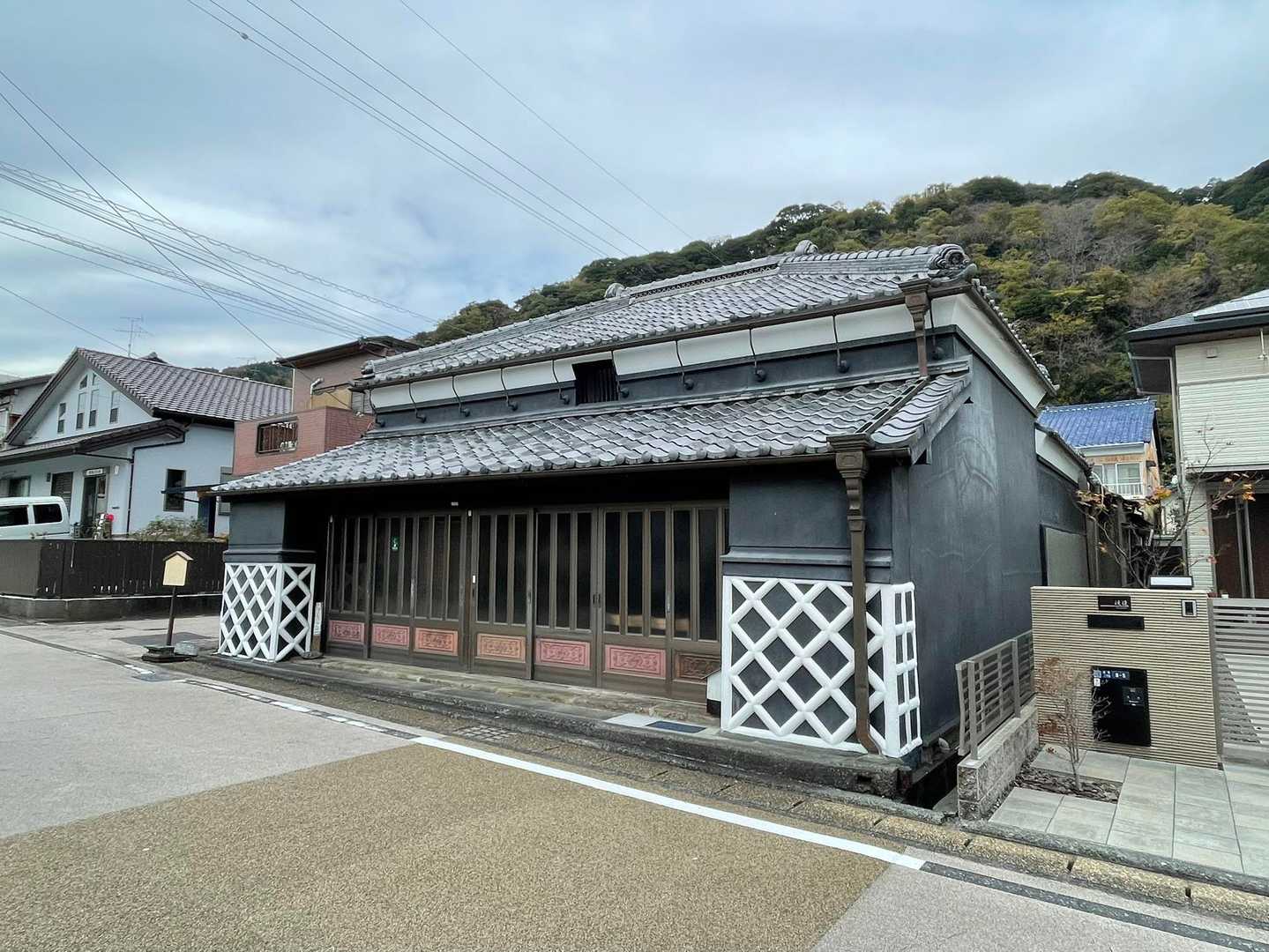ナマコ壁の旧家屋。