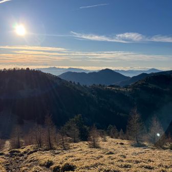 真ん中の山は雁ヶ腹摺山