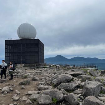 観測所と右に車山展望テラス
その向こうには