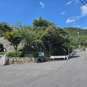 住宅街を結構登って逆瀬川小学校へ
小学校の横に行者山の登山口があります