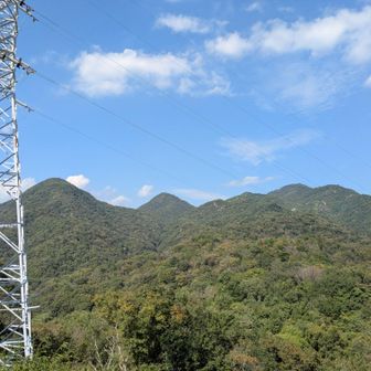 ふり返る経小屋山。
気になるのは左の２つのトンガリピーク。
冬にヤブコギして行ってみようかな。