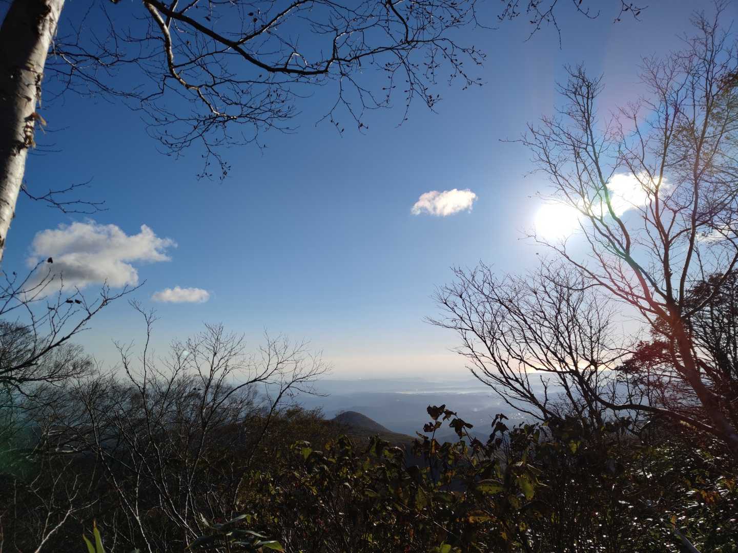 晴れ☀❗景色最高❗
と、言いつつ不安…
足が濡れてきたな〜
だ〜れもいないし😞
とりあえず名号峰までは危ない所は無さそうだし頑張ろう‼️