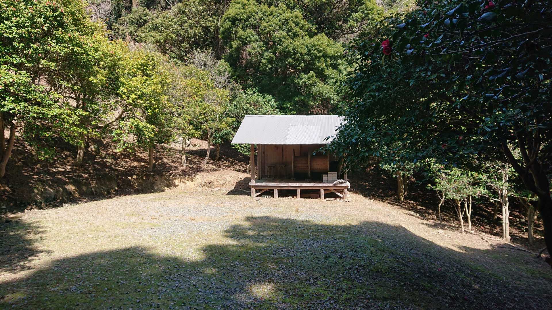 トイレの奥には広場
