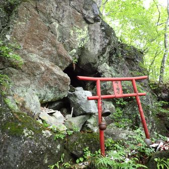 山頂手前の鳥居
ここにもたくさんのお稲荷さまの置物が祀られていました