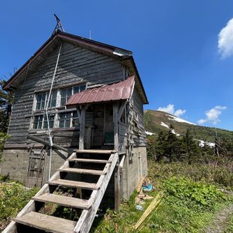 仙人岱避難小屋に寄ってみた。