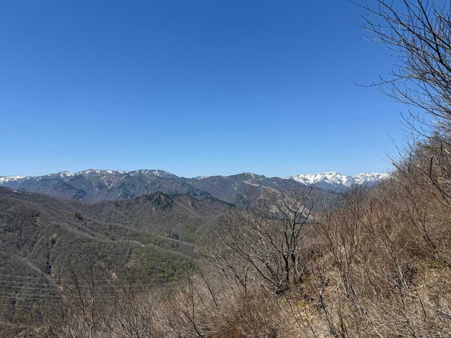 右から神楽ヶ峰、苗場山、真ん中苗場スキー場の筍山、その左ナラズ山