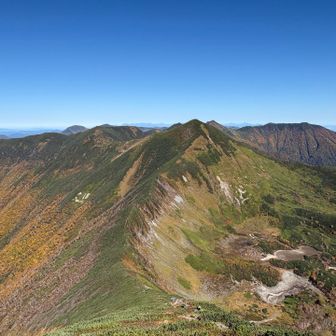 見える尾根をアップダウン繰り返して下山します😓