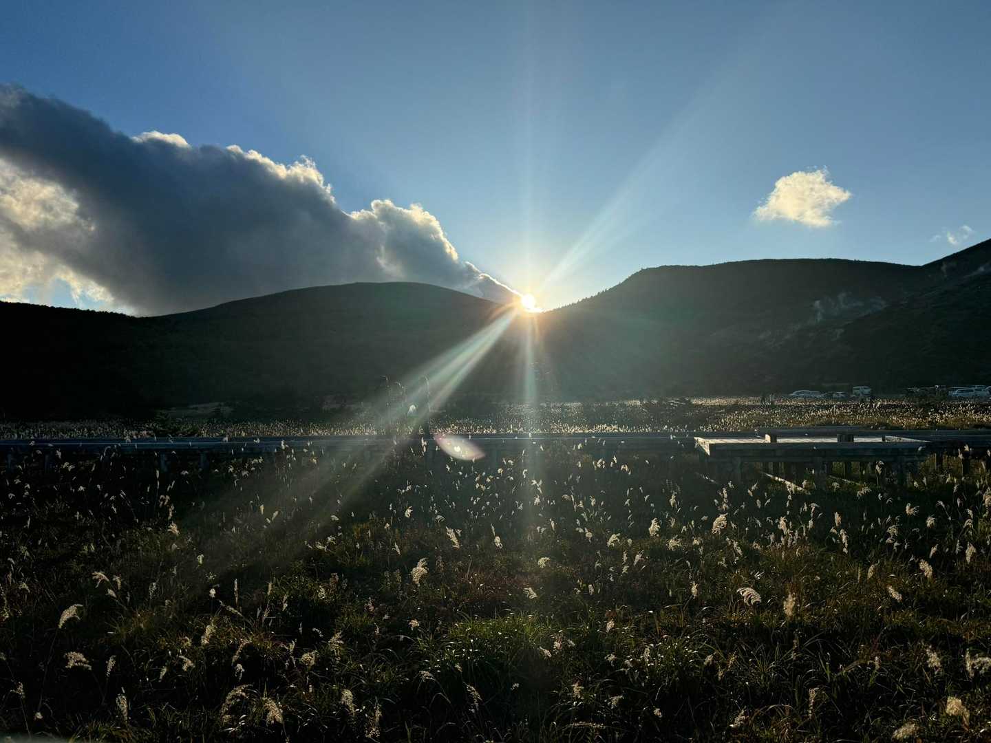 木道の向こうが一切経山の登山口らしい