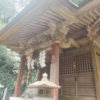 琵琶滝の神社