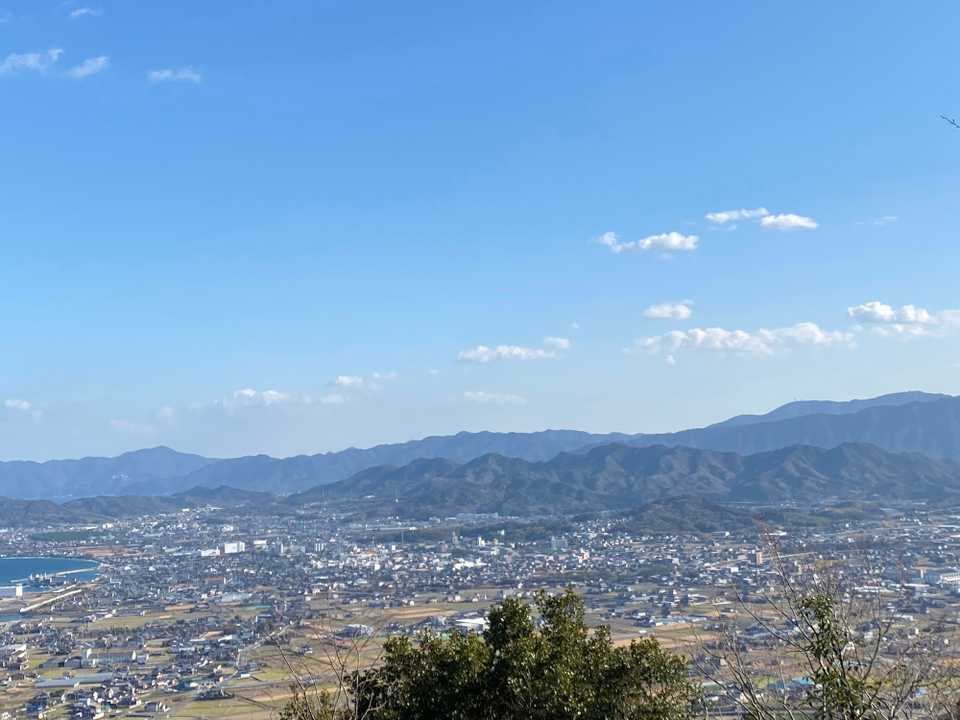山頂からの眺望です。
三本松・白鳥方面です。