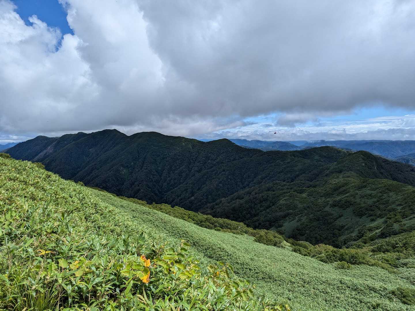 向白神岳への稜線は雲下で黒っぽく見えた。
